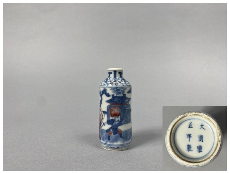 Chine, fin XIXe - Flacon tabatière en porcelaine à décor en bleu et rouge de cu…