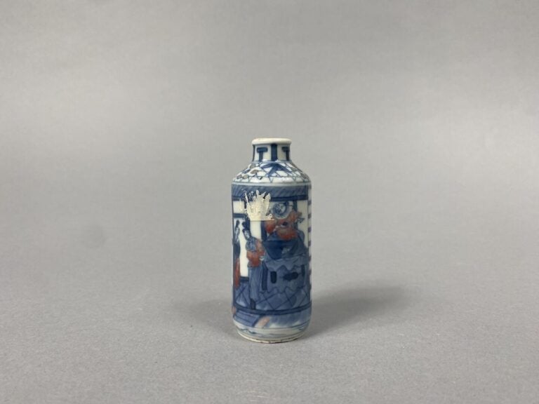 Chine, fin XIXe - Flacon tabatière en porcelaine à décor en bleu et rouge de cu…