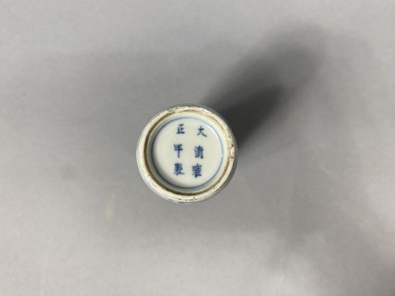 Chine, fin XIXe - Flacon tabatière en porcelaine à décor en bleu et rouge de cu…
