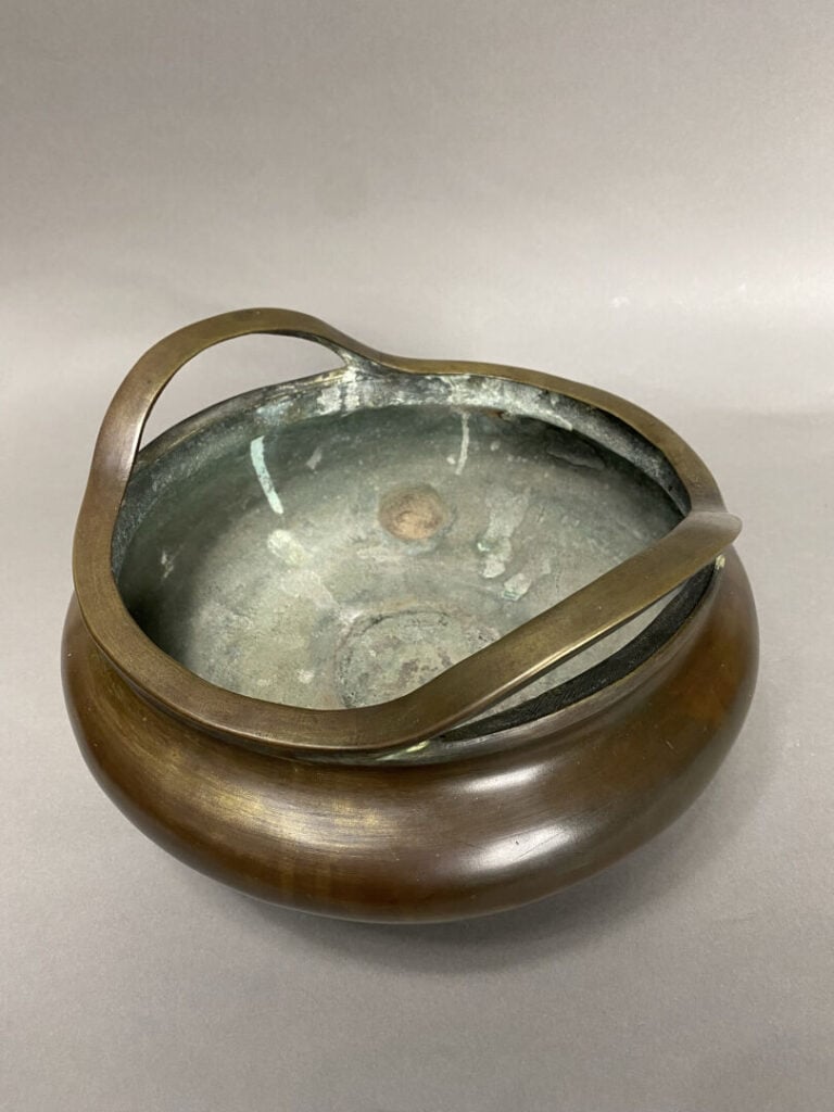 Chine, fin XIXe siècle - Brûle-parfum en bronze à patine brune. - Large cachet…