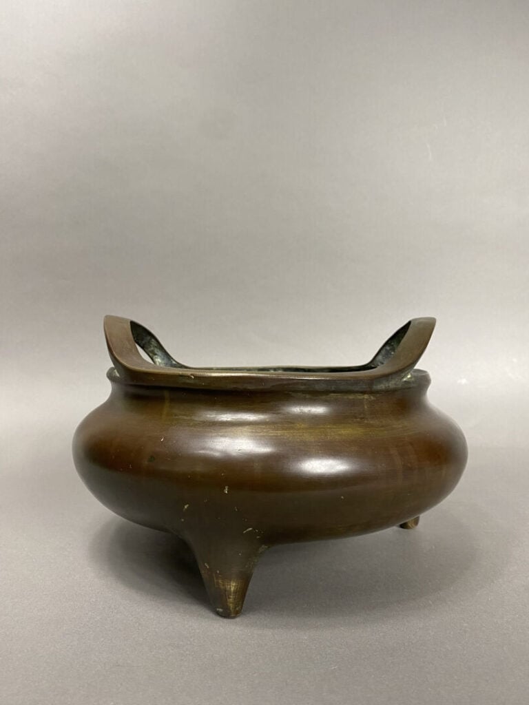 Chine, fin XIXe siècle - Brûle-parfum en bronze à patine brune. - Large cachet…