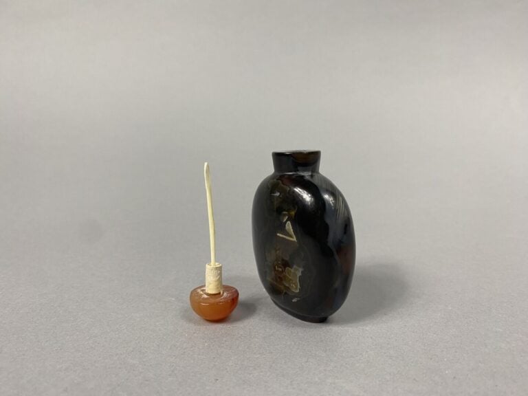 Chine - Flacon tabatière de forme arrondie en agate zonée - H: 6 cm