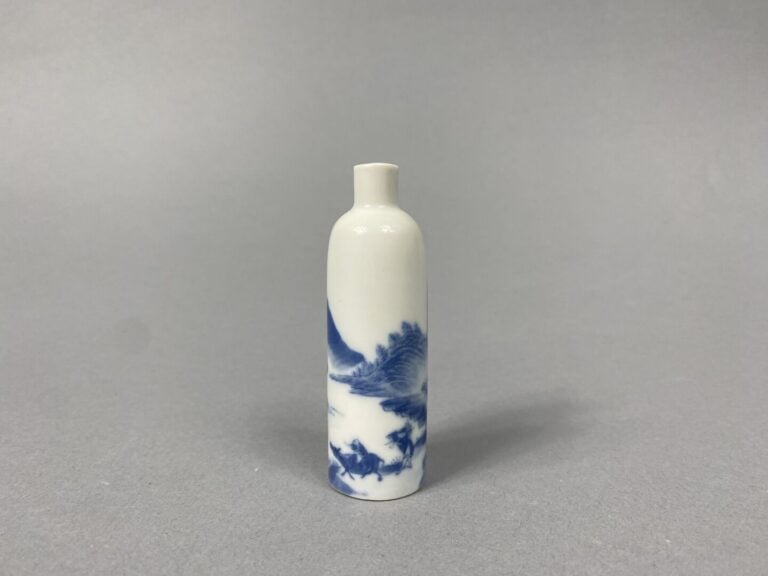 Chine - Flacon tabatière de forme bouteille en porcelaine à décor bleu de paysa…