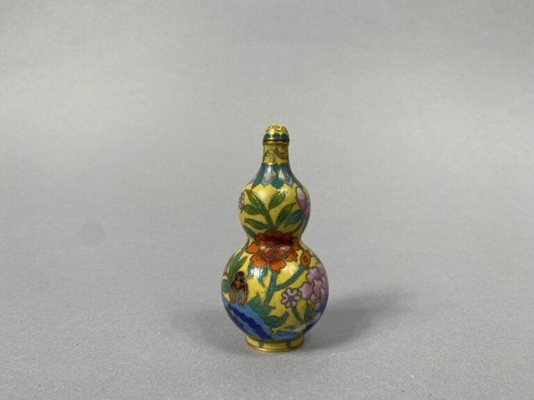 Chine - Flacon tabatière de forme double gourde en émaux cloisonnés orné d'oise…