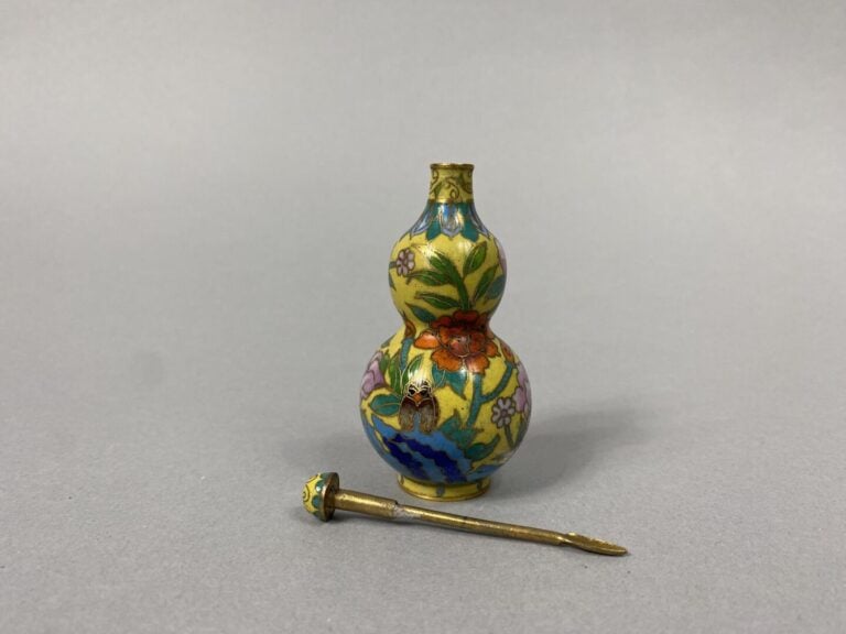 Chine - Flacon tabatière de forme double gourde en émaux cloisonnés orné d'oise…