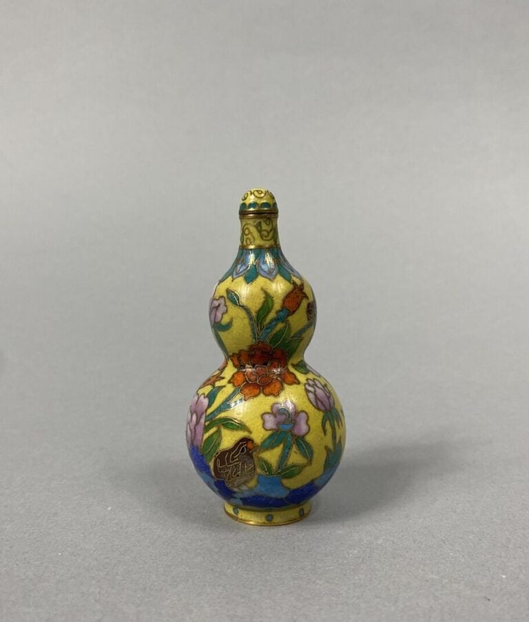 Chine - Flacon tabatière de forme double gourde en émaux cloisonnés orné d'oise…