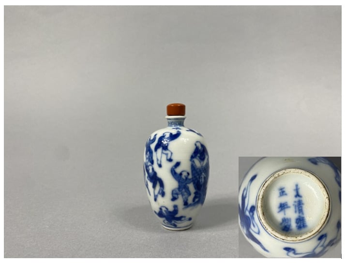 Chine - Flacon tabatière de forme ovoïde à décor en bleu cobalt sur le thème de…