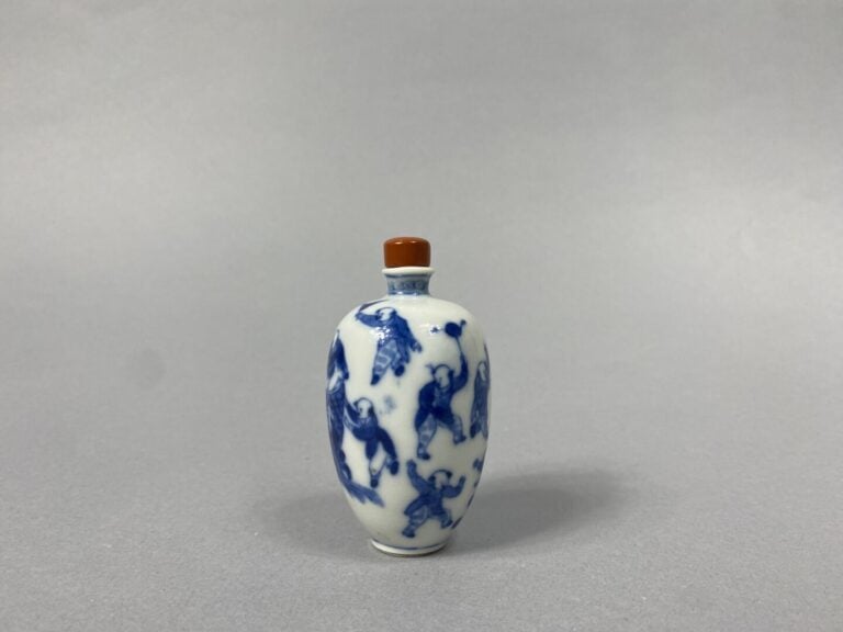 Chine - Flacon tabatière de forme ovoïde à décor en bleu cobalt sur le thème de…