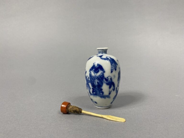 Chine - Flacon tabatière de forme ovoïde à décor en bleu cobalt sur le thème de…