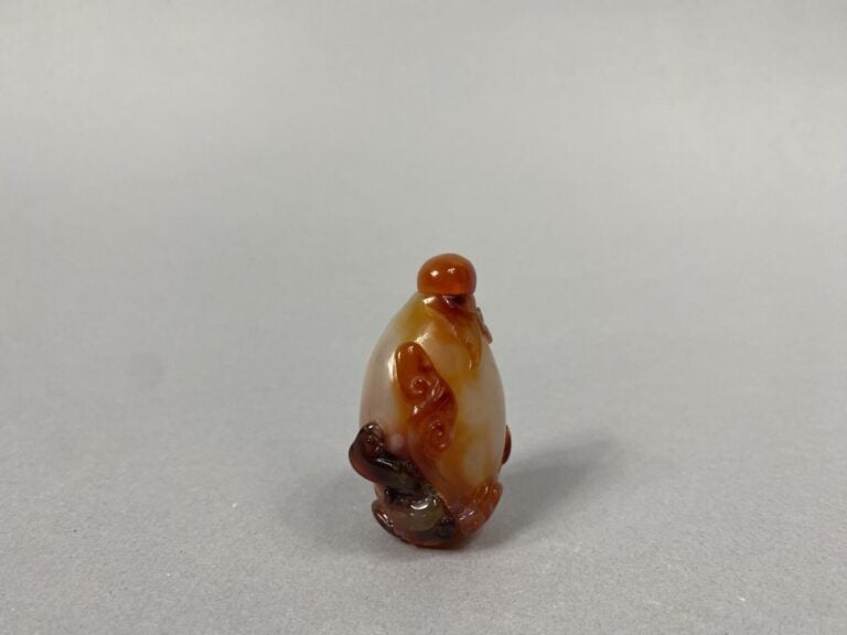 Chine - Flacon tabatière en agate veiné rouille de forme arrondie sculpté en re…