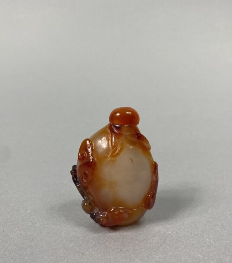 Chine - Flacon tabatière en agate veiné rouille de forme arrondie sculpté en re…