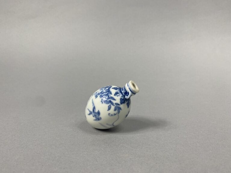 Chine - Flacon tabatière / vase de maitrise formant une amphore en céramique à…