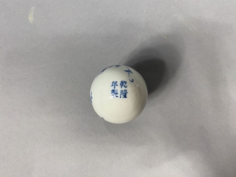 Chine - Flacon tabatière / vase de maitrise formant une amphore en céramique à…