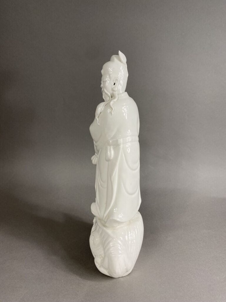 Chine, Fours de Dehua ? - Sujet en porcelaine émaillée "Blanc de chine" moulée…