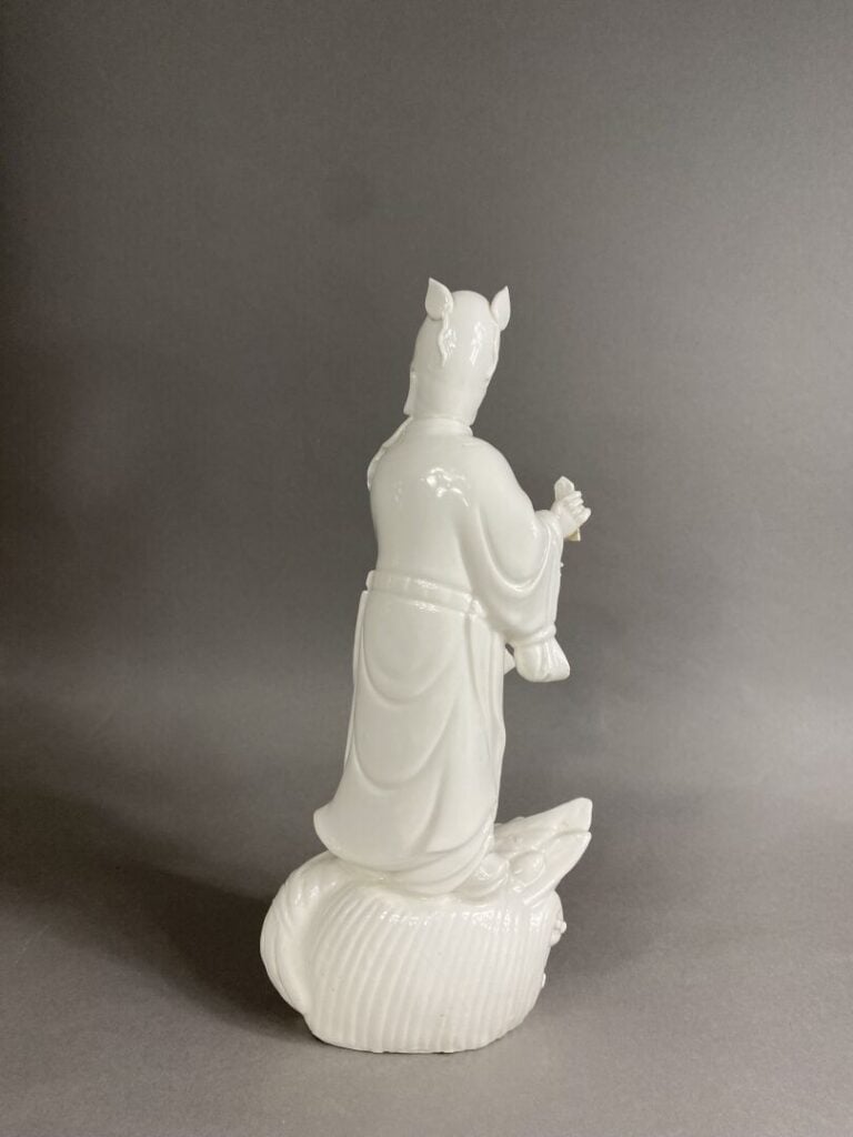 Chine, Fours de Dehua ? - Sujet en porcelaine émaillée "Blanc de chine" moulée…