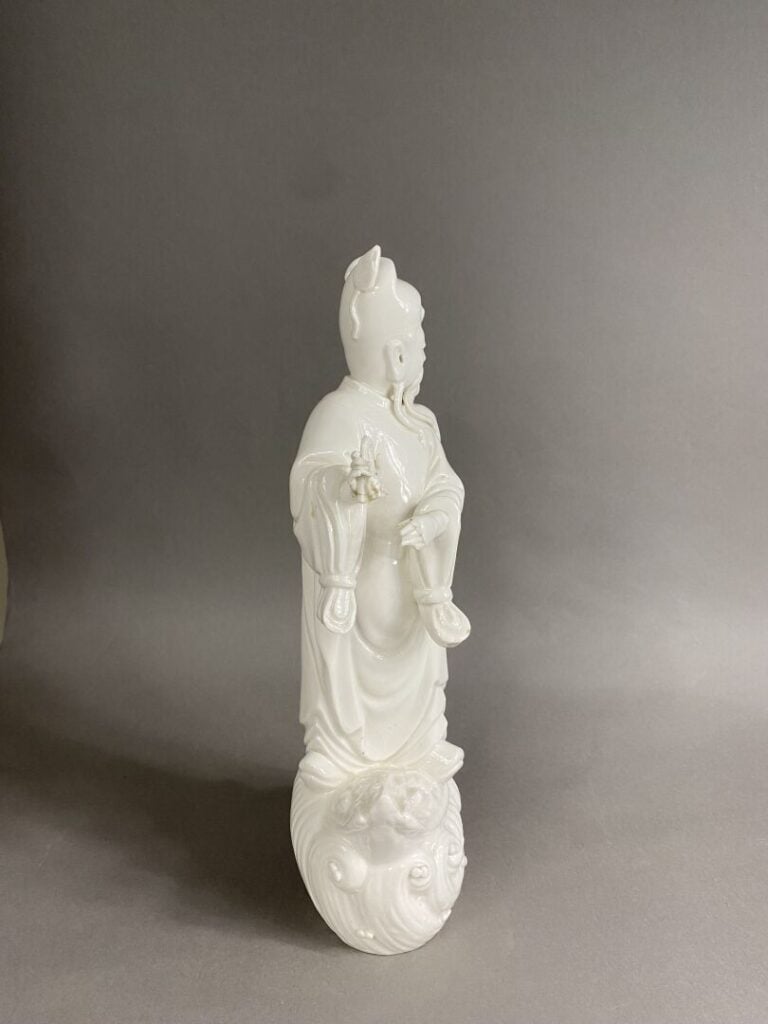 Chine, Fours de Dehua ? - Sujet en porcelaine émaillée "Blanc de chine" moulée…