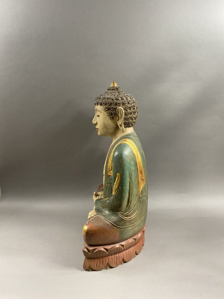 Chine - Grand bouddha en bois sculpté polychrome représenté assis en vajrasana,…