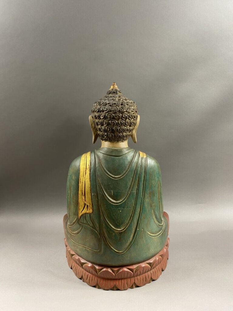 Chine - Grand bouddha en bois sculpté polychrome représenté assis en vajrasana,…