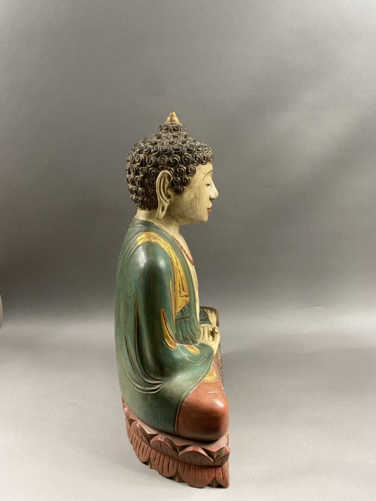 Chine - Grand bouddha en bois sculpté polychrome représenté assis en vajrasana,…