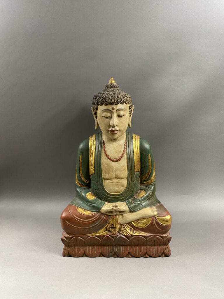 Chine - Grand bouddha en bois sculpté polychrome représenté assis en vajrasana,…