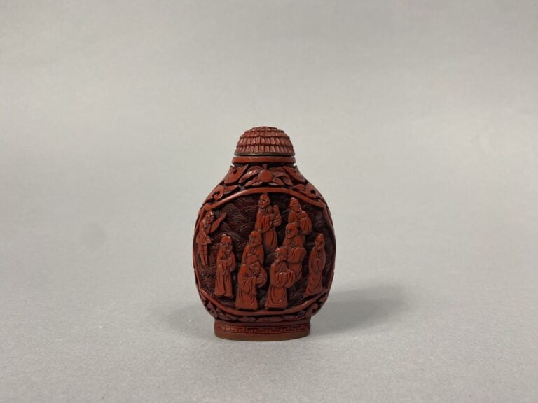 Chine - Grand flacon tabatière imitant la laque de cinabre à décor sculptée de…