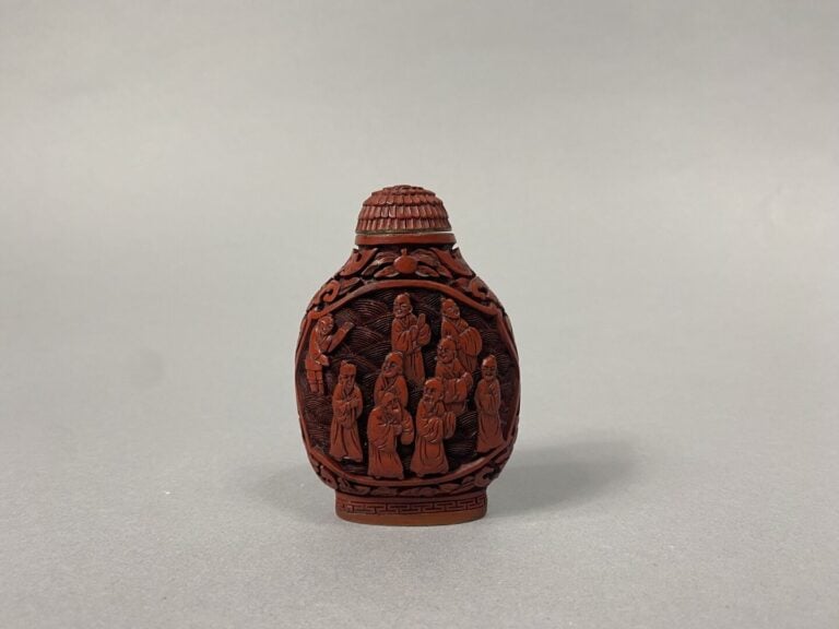 Chine - Grand flacon tabatière imitant la laque de cinabre à décor sculptée de…