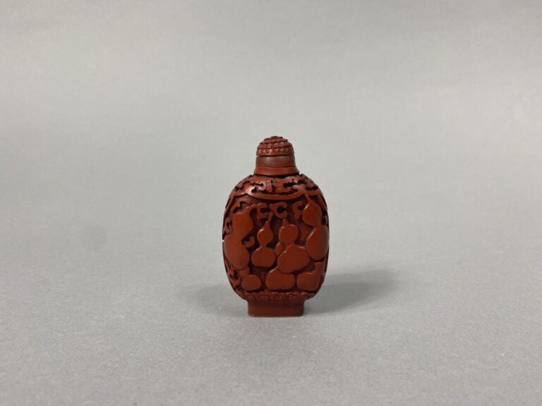 Chine - Grand flacon tabatière imitant la laque de cinabre à décor sculptée de…