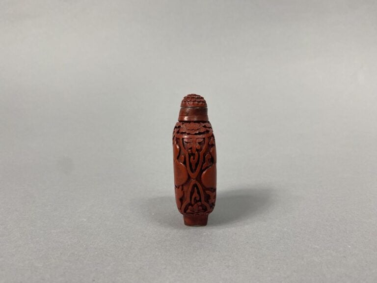 Chine - Grand flacon tabatière imitant la laque de cinabre à décor sculptée de…