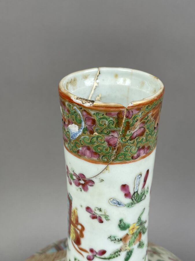 CHINE - Grand VASE BOUTEILLE en porcelaine de la famille rose à décor en réserv…