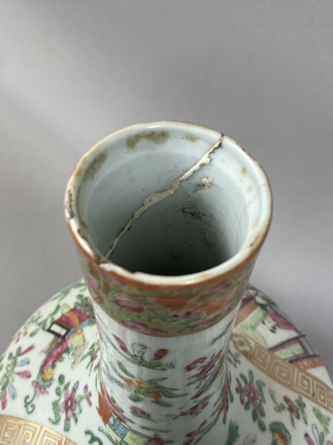 CHINE - Grand VASE BOUTEILLE en porcelaine de la famille rose à décor en réserv…