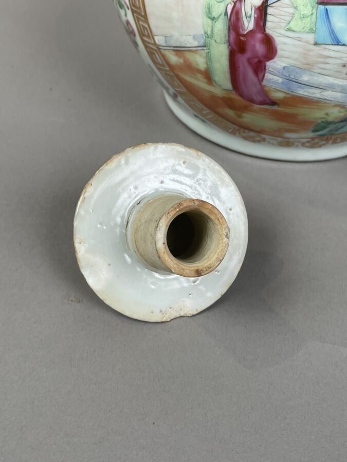 CHINE - Grand VASE BOUTEILLE en porcelaine de la famille rose à décor en réserv…