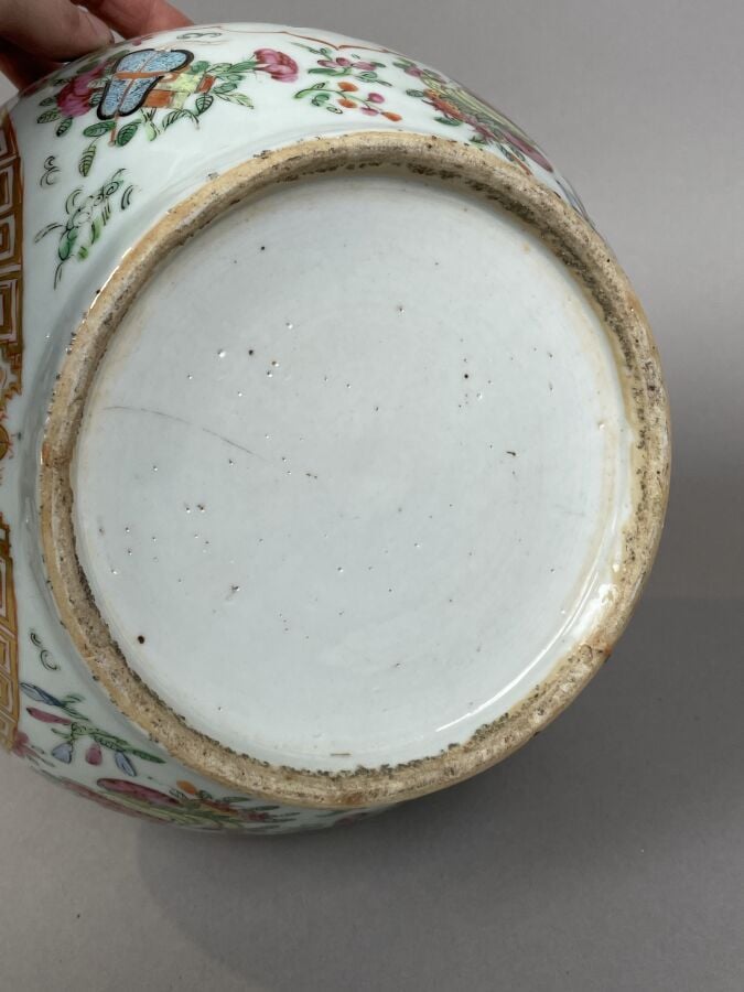 CHINE - Grand VASE BOUTEILLE en porcelaine de la famille rose à décor en réserv…