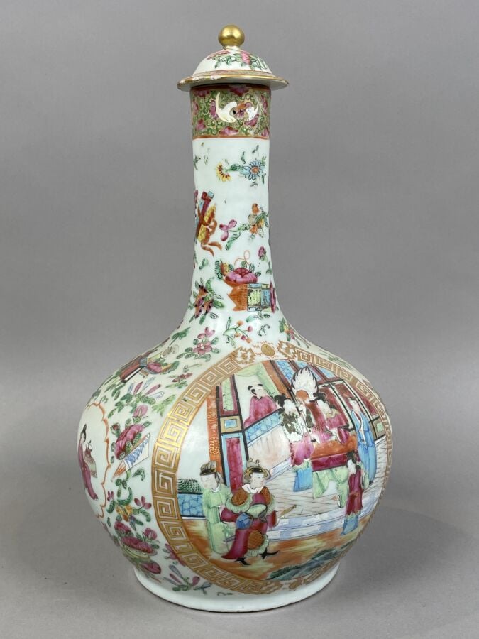 CHINE - Grand VASE BOUTEILLE en porcelaine de la famille rose à décor en réserv…