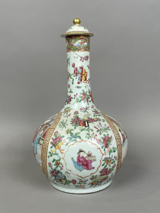 CHINE - Grand VASE BOUTEILLE en porcelaine de la famille rose à décor en réserv…