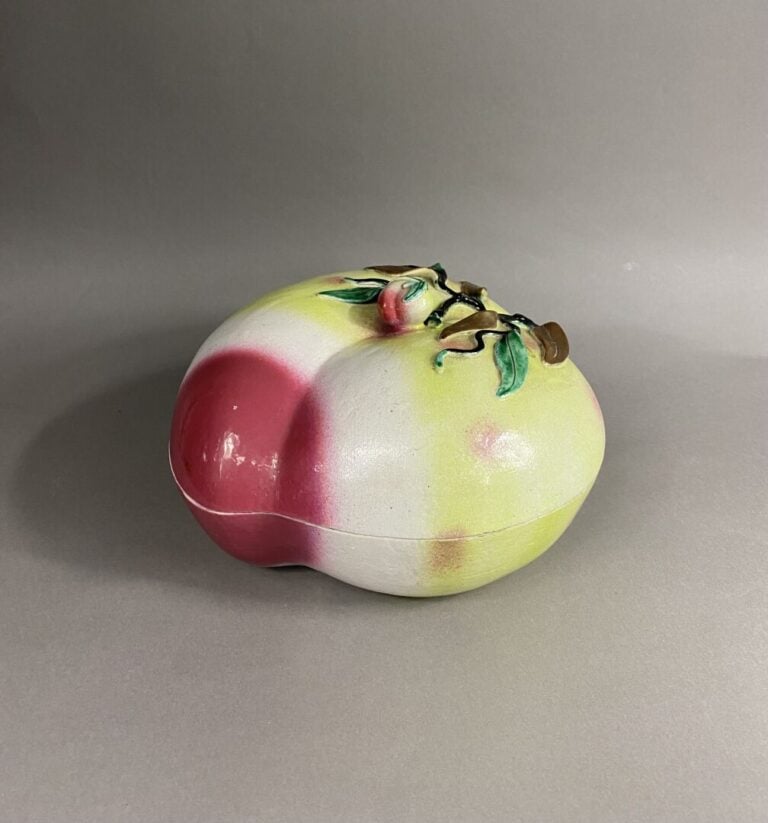 Chine - Grande boite couvert en porcelaine émaillée, dans le style de la Famill…