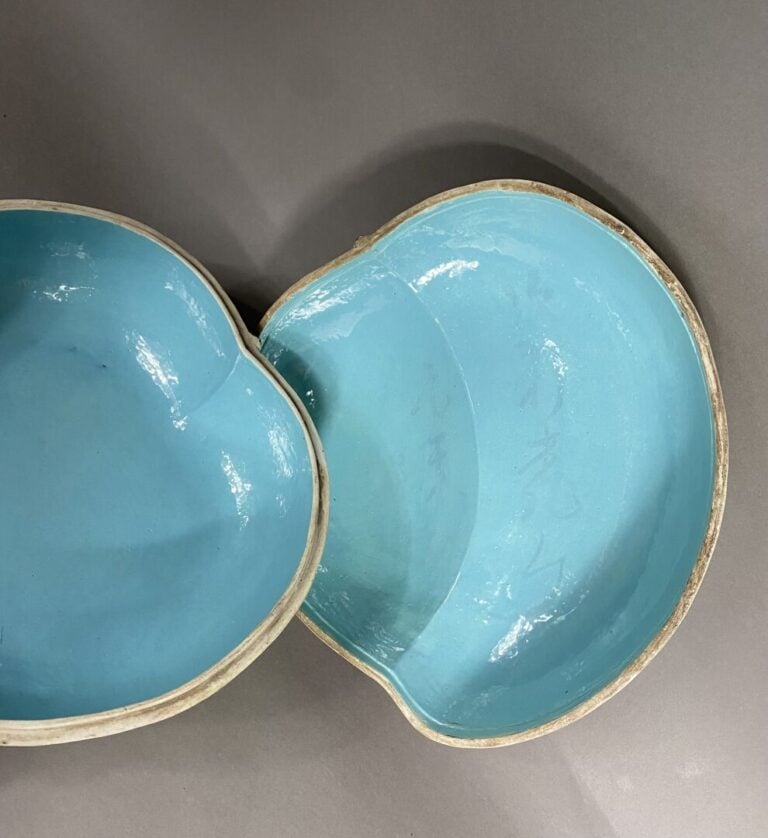 Chine - Grande boite couvert en porcelaine émaillée, dans le style de la Famill…