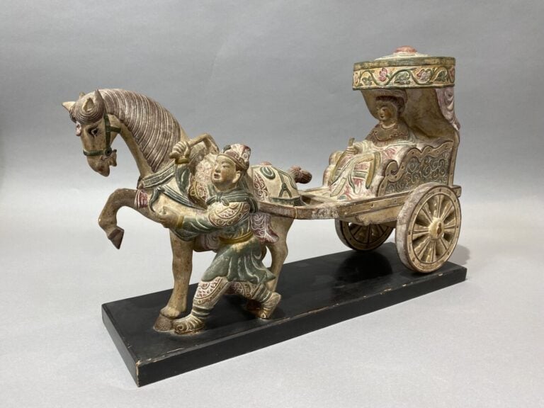 Chine - Groupe sculpté en terre cuite polychrome dans les tons rouge, vert et o…