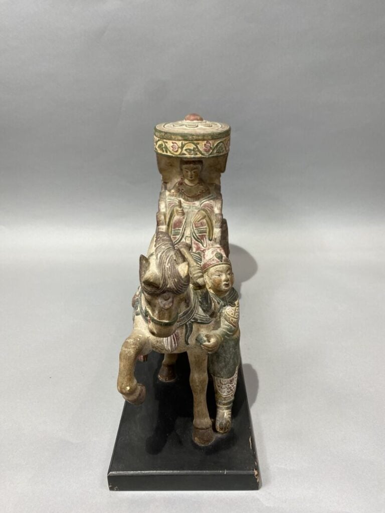 Chine - Groupe sculpté en terre cuite polychrome dans les tons rouge, vert et o…