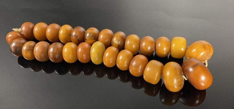 Chine - Important collier composé de 27 perles d'ambre et résine en légère chut…