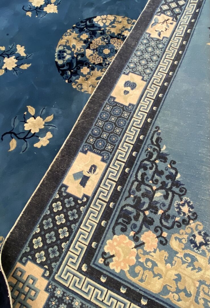 Chine - Important tapis à décor en camaïeu bleu et beige de vases fleuris, fris…