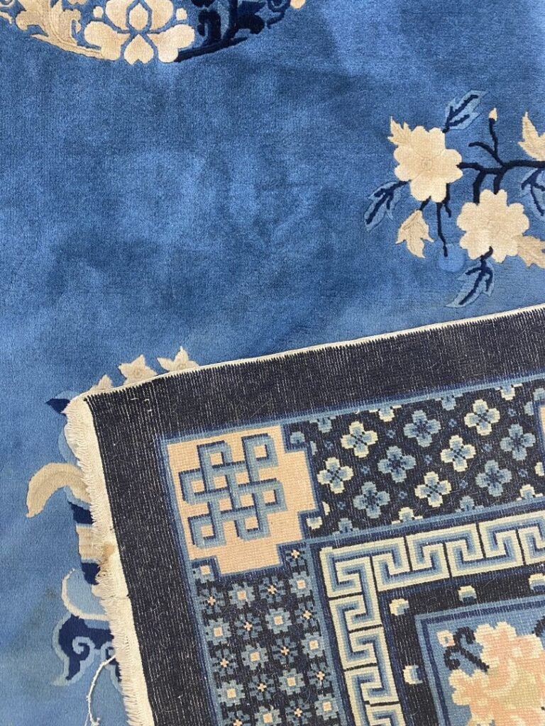 Chine - Important tapis à décor en camaïeu bleu et beige de vases fleuris, fris…