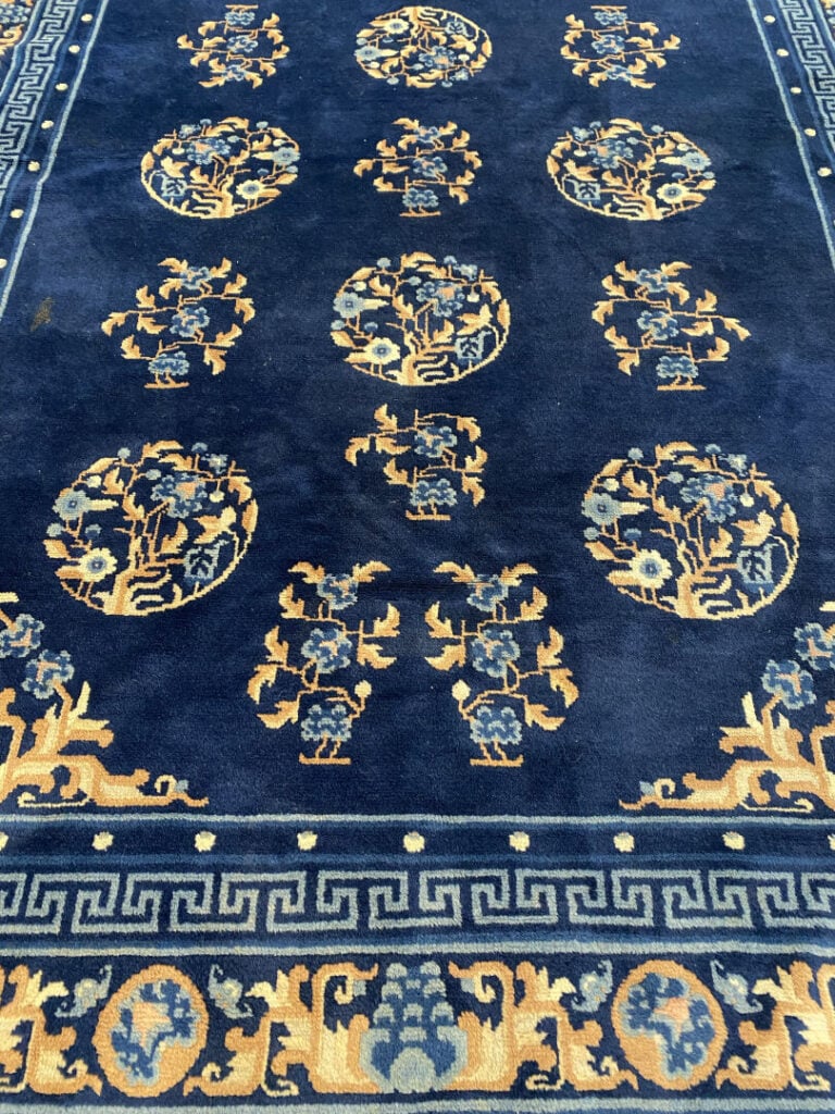 Chine - Important tapis en laine à décor de médaillons floraux et rinceaux sur…