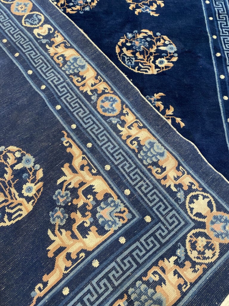 Chine - Important tapis en laine à décor de médaillons floraux et rinceaux sur…