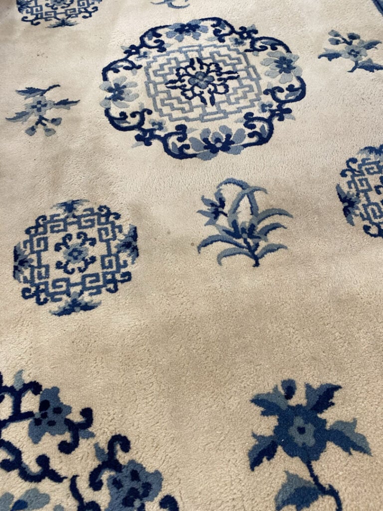 Chine - Important tapis en laine à décor de rinceaux feuillagés dans les tons b…