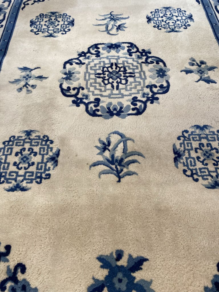 Chine - Important tapis en laine à décor de rinceaux feuillagés dans les tons b…