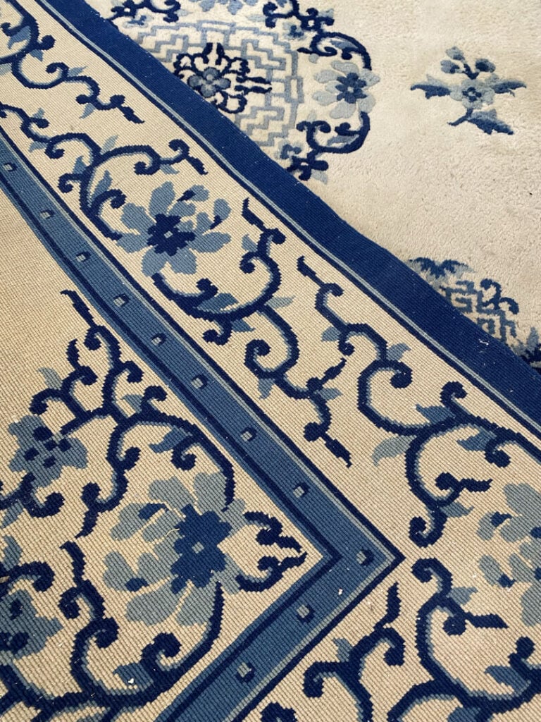 Chine - Important tapis en laine à décor de rinceaux feuillagés dans les tons b…