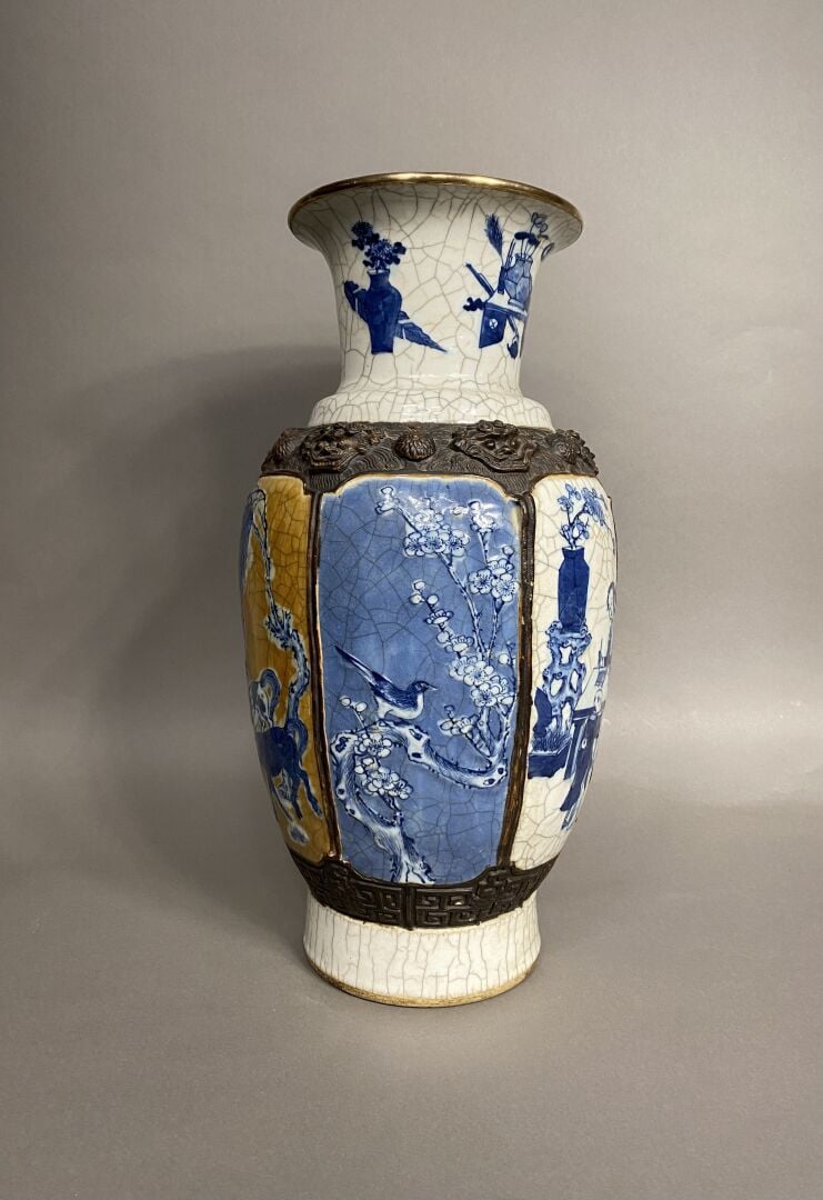 Chine - Important vase balustre en céramique émaillée craquelée à décor bleu bl…