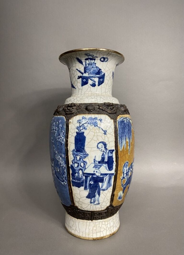 Chine - Important vase balustre en céramique émaillée craquelée à décor bleu bl…