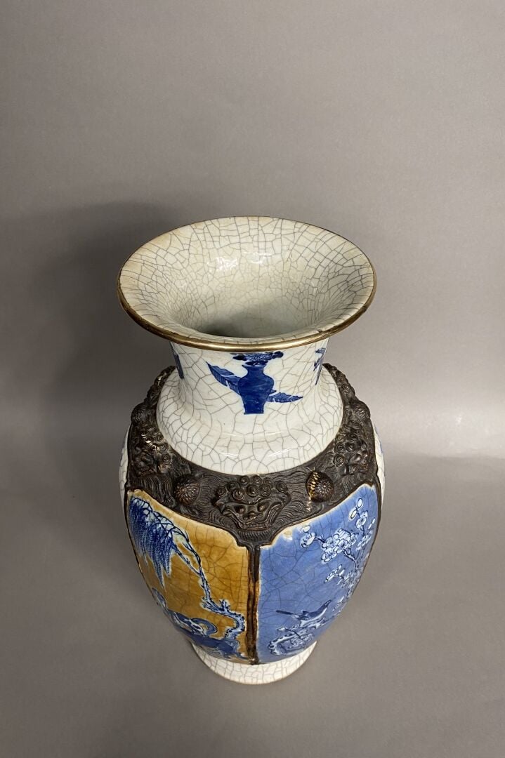 Chine - Important vase balustre en céramique émaillée craquelée à décor bleu bl…