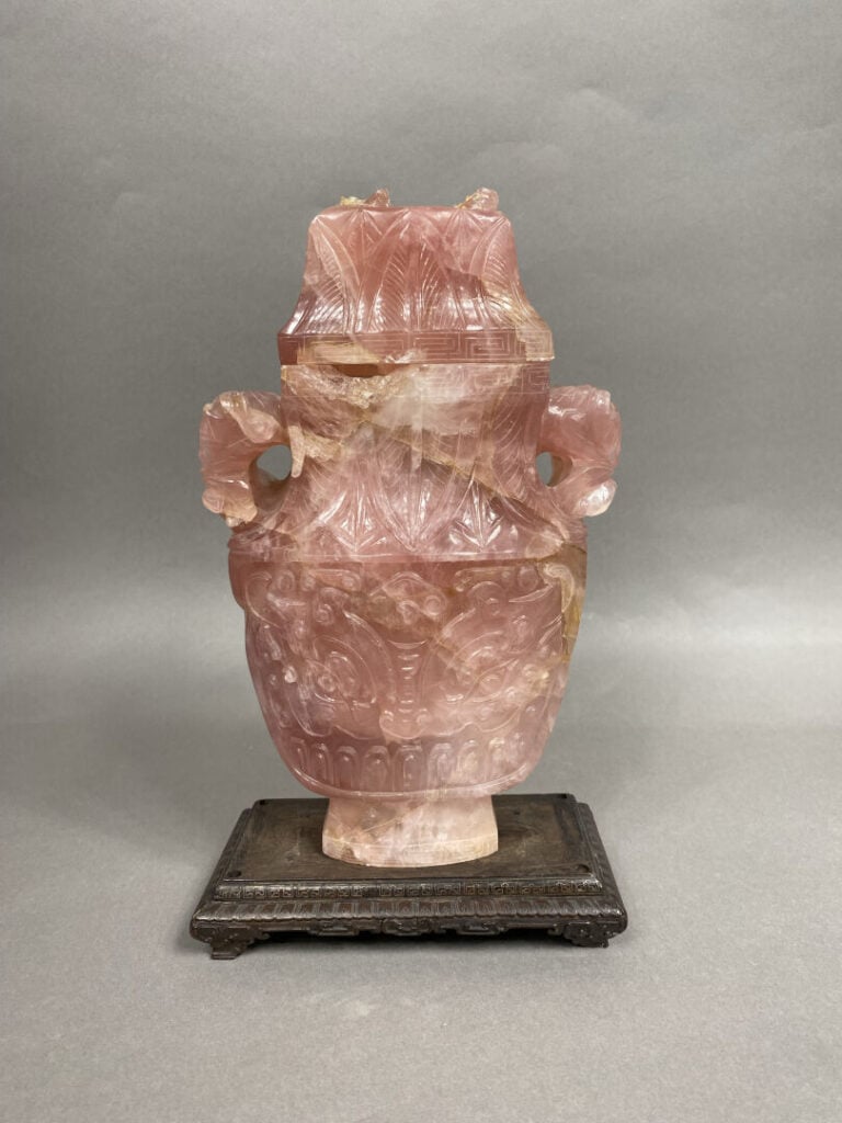 Chine - Important vase couvert en quartz rose sculpté à décor de masques de tao…